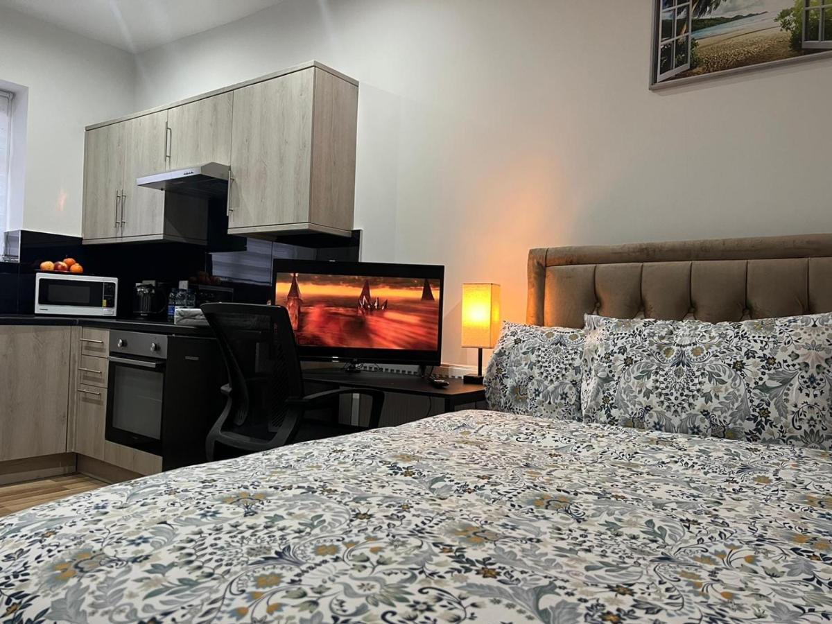 Mia Residence - Entire Studio Apartment - City View - London - Next To Ealing Broadway Station מראה חיצוני תמונה