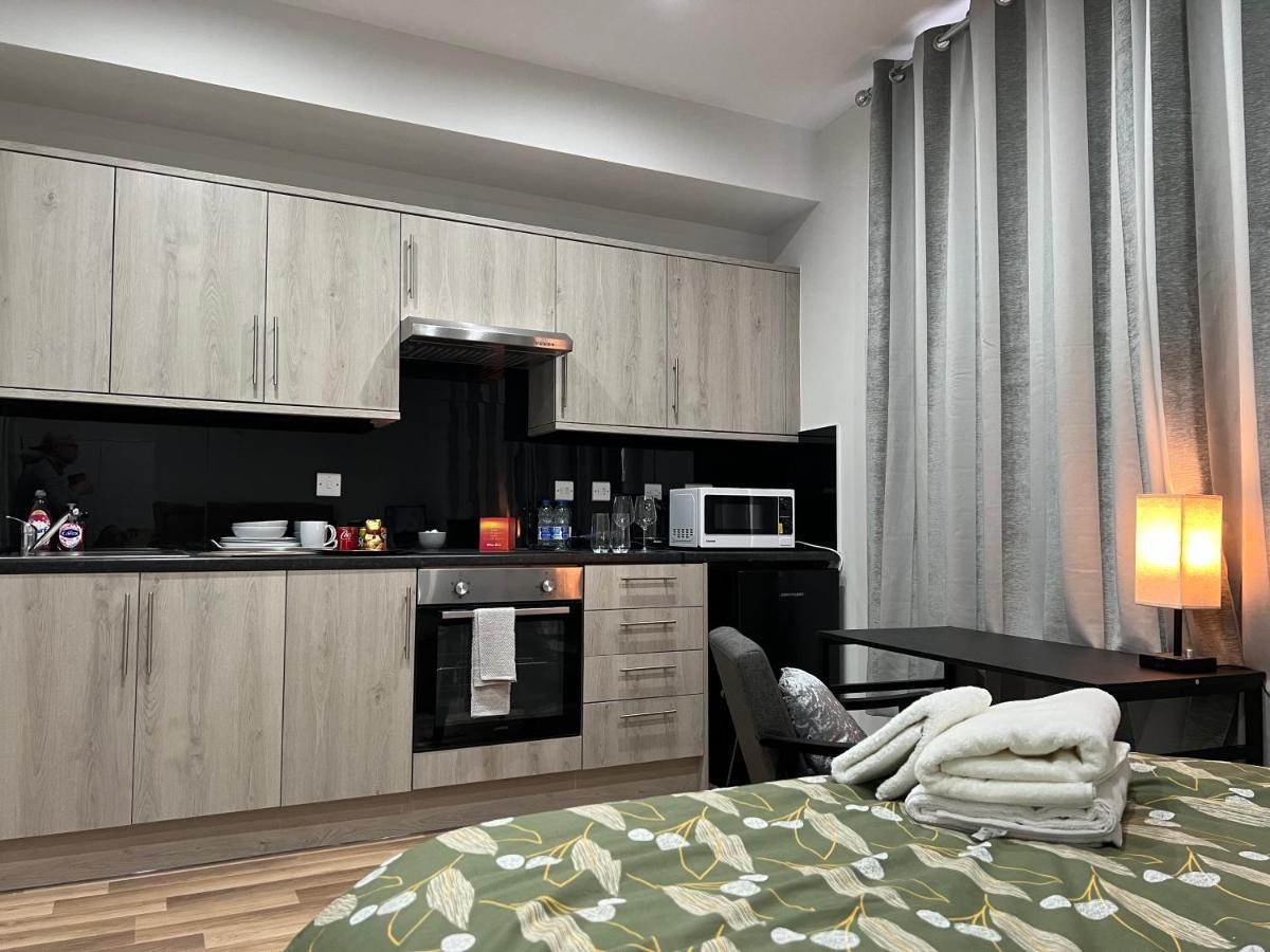 Mia Residence - Entire Studio Apartment - City View - London - Next To Ealing Broadway Station מראה חיצוני תמונה
