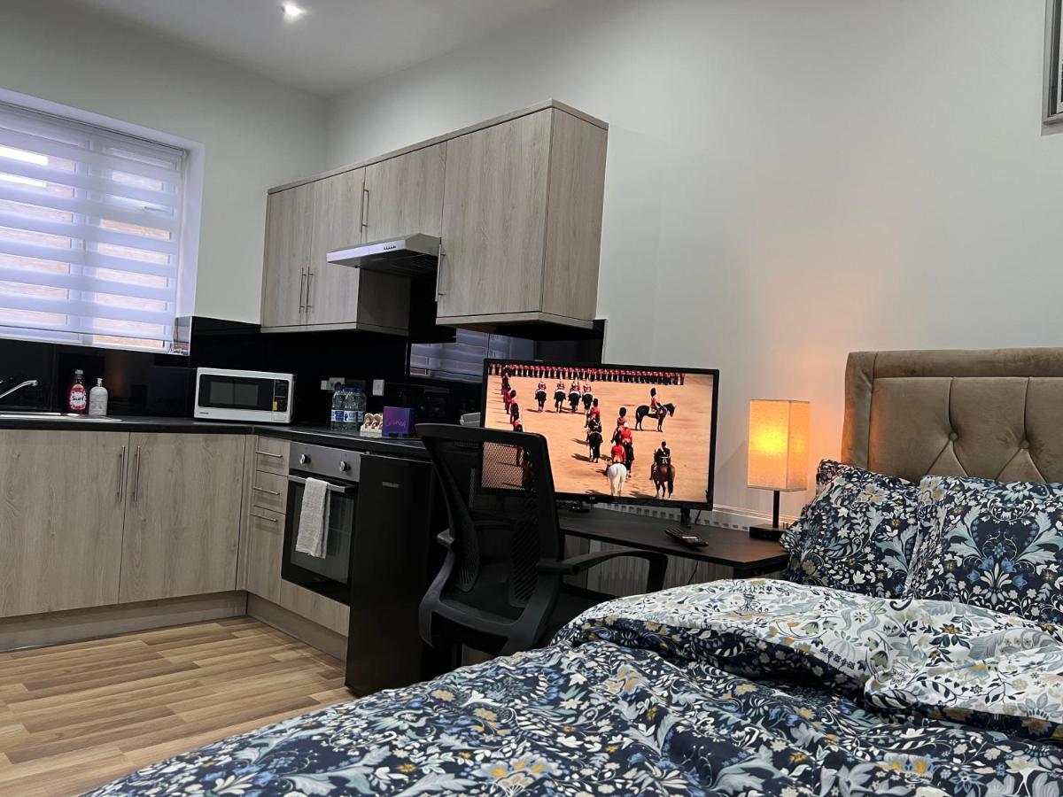 Mia Residence - Entire Studio Apartment - City View - London - Next To Ealing Broadway Station מראה חיצוני תמונה